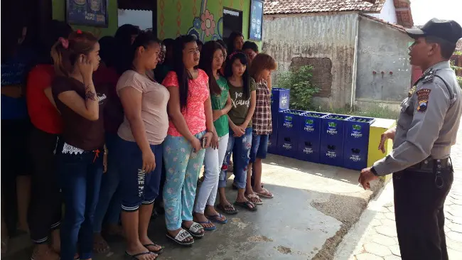 Puluhan perempuan pemandu lagu dan juga karyawan tempat hiburan malam di Cafe Kurnia Putri yang ada di daerah Kebonsuwung Kecamatan Karanganayar Kabupaten Pekalongan. (/ Fajar Eko Nugroho) 
