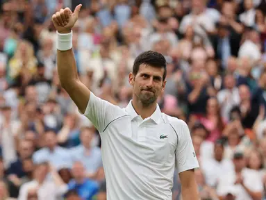 Petenis asal Serbia, Novak Djokovic sukses memetik kemenangan pada laga perdananya di turnamen tenis Wimbledon 2022 saat menghadapi petenis asal Korea Selatan, Kwon Soon-woo, Senin (27/06/2022) waktu setempat. (AFP/Adrian Dennis)
