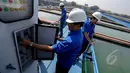 Petugas mengecek Instalasi Pengolahan Air di Pulogadung, Jakarta, Selasa (12/5/2015). BPK mendapati pemborosan air bersih senilai Rp791,2 miliar di 102 pemerintah kabupaten, kota dan PDAM (Liputan6.com/Faizal Fanani)