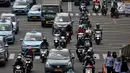 Pengendara sepeda motor melintas di Jalan MH Thamrin, Jakarta, Senin (2/7). Sistem ganjil-genap untuk sepeda motor rencana akan diberlakukan mulai pukul 06.00-10.00 WIB di Jalan MH Thamrin dan Medan Merdeka Barat. (Merdeka.com/ Iqbal S. Nugroho)
