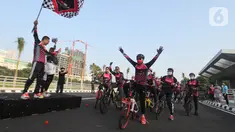 Deputy CEO Smartfren Djoko Tata Ibrahim dan peserta saat mulai start Gowes Asik Smartfren Bareng Outlet dan Distributor (Gasbro) 2020 di Tangerang Selatan, Minggu (8/11/2020). Fun bike dengan menerapkan protokol kesehatan juga diisi dengan pembagian masker kepada warga sekitar. (Liputan6.com/Pool)