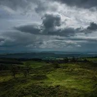 Ilustrasi langit, awan mendung. (Photo by Joanna Kosinska on Unsplash)