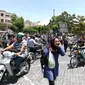 Suasana di depan parlemen Iran usai terjadi penyerangan,  Rabu (7/6). Orang-orang bersenjata melakukan serangan ke parlemen Iran dan makam pendiri revolusioner Ruhollah Khomeini. (AFP/ATTA KENARE)