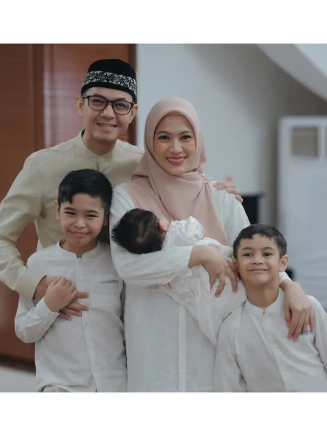 6 Potret Akikah Anak Ketiga Alyssa Soebandono dan Dude Harlino, Penuh Khidmat