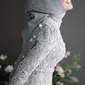 Warna abu-abu untuk kebaya berpayet serasi dengan hijab seperti Lesti Kejora ini pun bisa jadi referensi pakaian tunanganmu. Tinggal padukan dengan kain untuk bawahan. @lestykejora