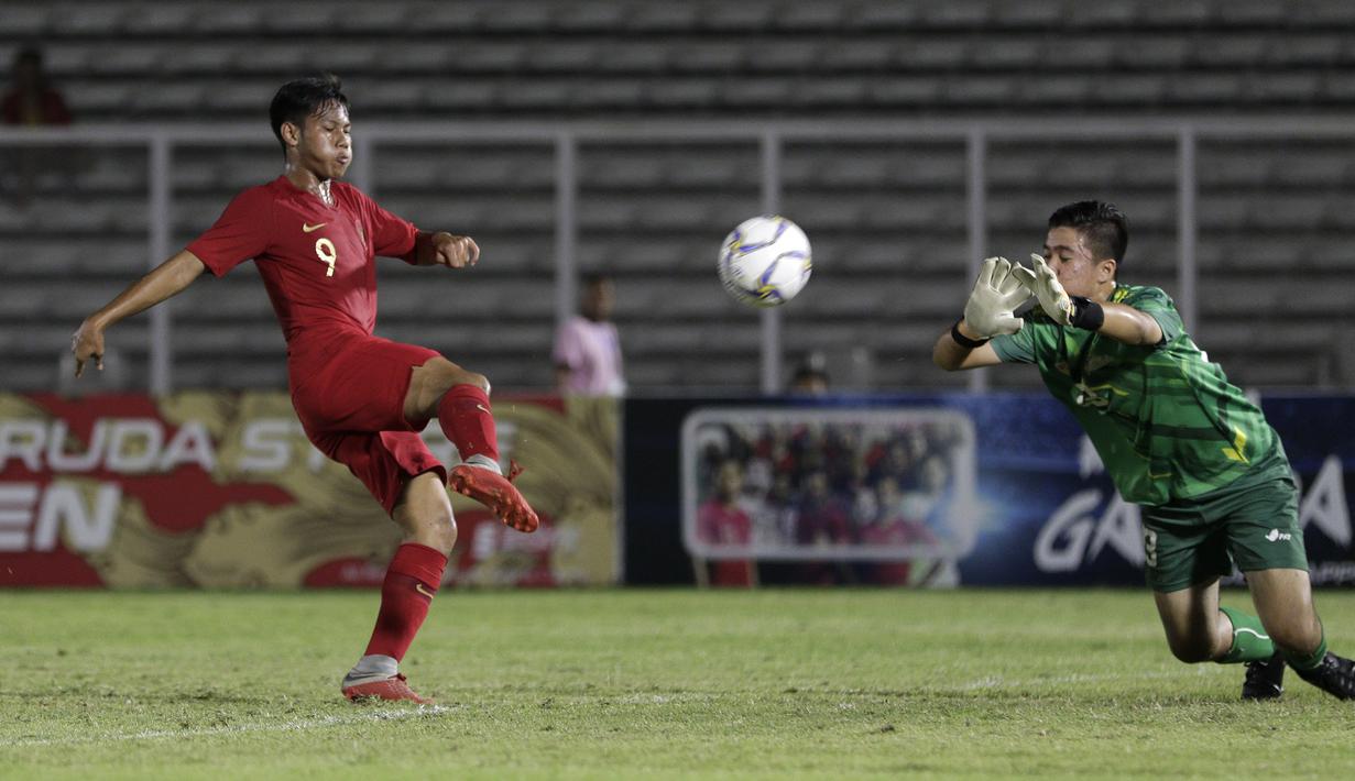 Striker Timnas Indonesia U-16, Wahyu Agong, berduel dengan kiper Kepulauan Mariana Utara pada laga babak Kualifikasi Piala AFC U-16 2020 di Stadion Madya, Jakarta, Rabu (18/9). Indonesia menang 15-1. (Bola.com/Yoppy Renato)