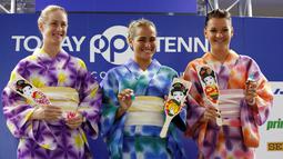 Petenis Jessica Moore dari Australia, Monica Puig (Puerto Rico) dan Agnieszka Radwanska (Polandia) mengenakan kimono musim panas saat acara temu fans disela turnamen tenis Pan Pacific Terbuka di Ariake Coliseum, Tokyo, Jepang (20/9). (REUTERS/Issei Kato)