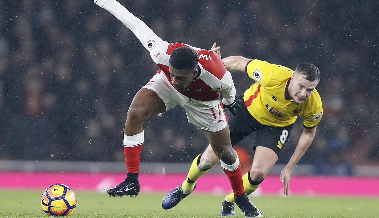 Pemain Arsenal, Alex Iwobi (kiri) berusaha melewati hadangan pemain Watford, Tom Cleverley pada lanjutan Premier League di Emirates stadium, London, Selasa (31/1/2017). Arsenal kalah 1-2. (AP/Frank Augstein)