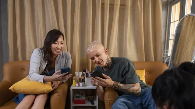 illustrasi memberi tahu pasangan kepada keluarga