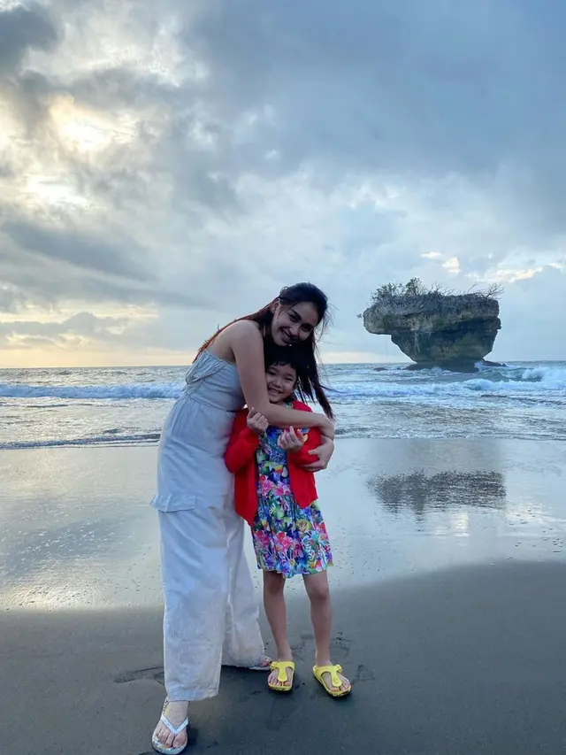 Potret Liburan Ayu Ting Ting ke Pantai Pangandaran. (Sumber: Instagram/ayutingting92)