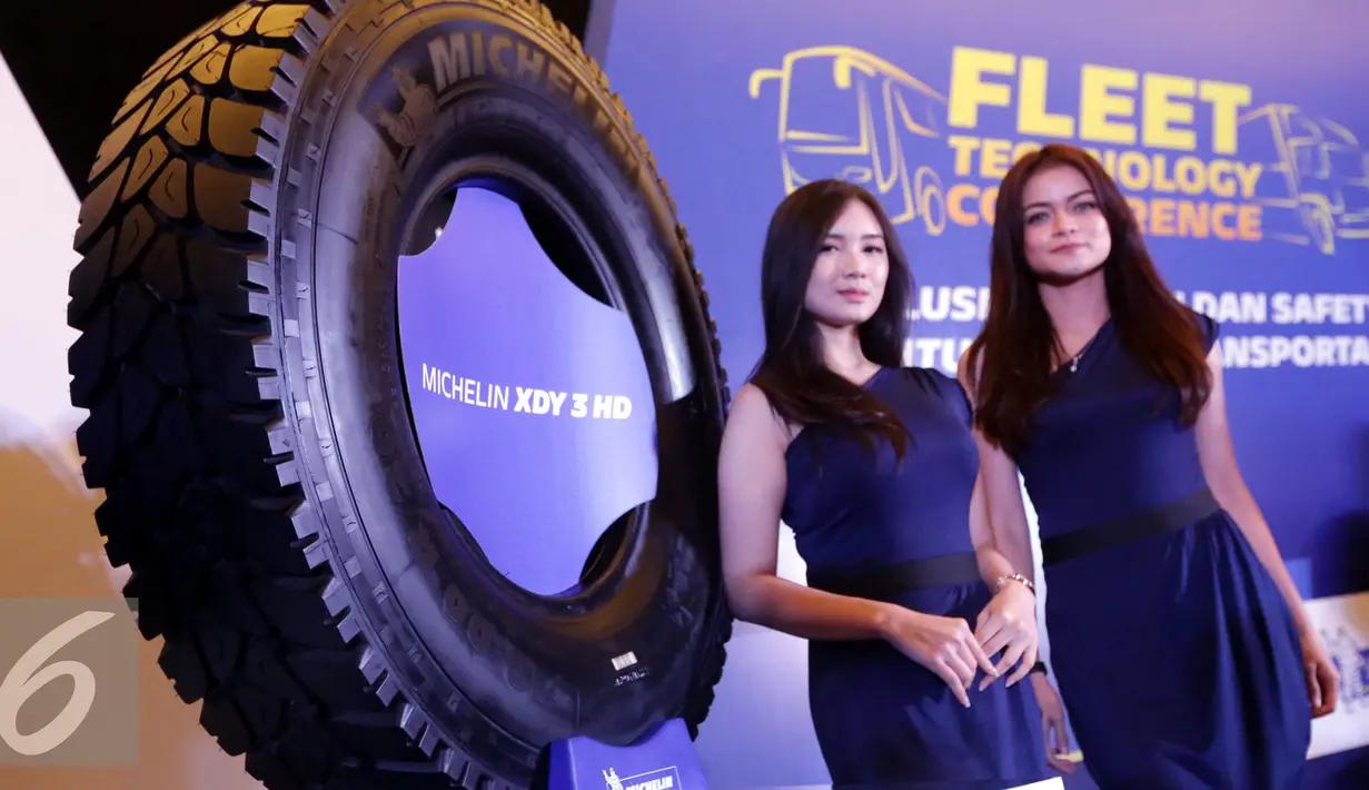 Model berpose dekat ban Michelin XDY 3HD saat peluncurannya di Jakarta, Senin (16/5). Produk ini hadir untuk memenuhi kebutuhan para pemilik armada truk terhadap ban yang memiliki daya tahan lebih lama (Liputan6.com/Angga Yuniar)