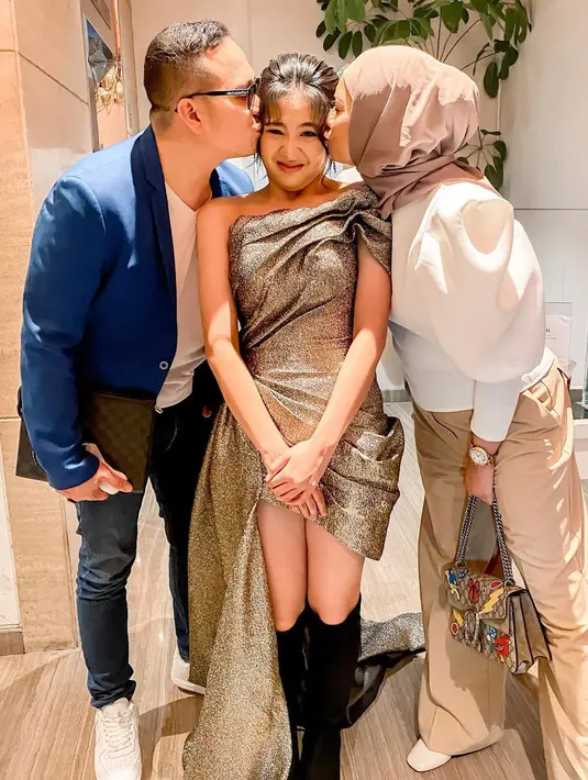 Sang ayah selalu memberi dukungan untuk Zee dalam mengembangkan kariernya. [Instagram @superfadli]