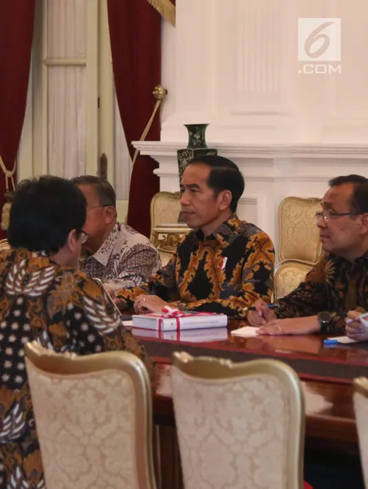 Presiden Joko Widodo (Jokowi) menerima pimpinan dan anggota Badan Pemeriksa Keuangan (BPK) di Istana Merdeka, Jakarta, Kamis (5/4). Kedatangan BPK ini untuk menyampaikan Ikhtisar Hasil Pemeriksaan Semester (IHPS) II Tahun 2017. (Liputan6.com/Angga Yuniar)