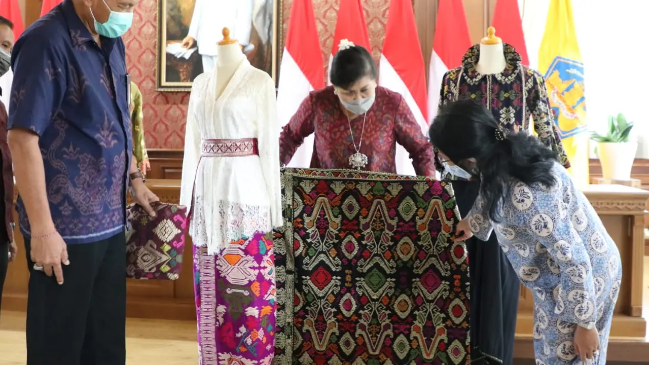 Christian Dior Jadikan Endek Busana Summer