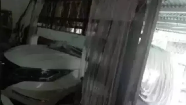 6 Garasi Rumah Terlalu Sempit Buat Mobil Ini Kelewat Nyeleneh, Kocak