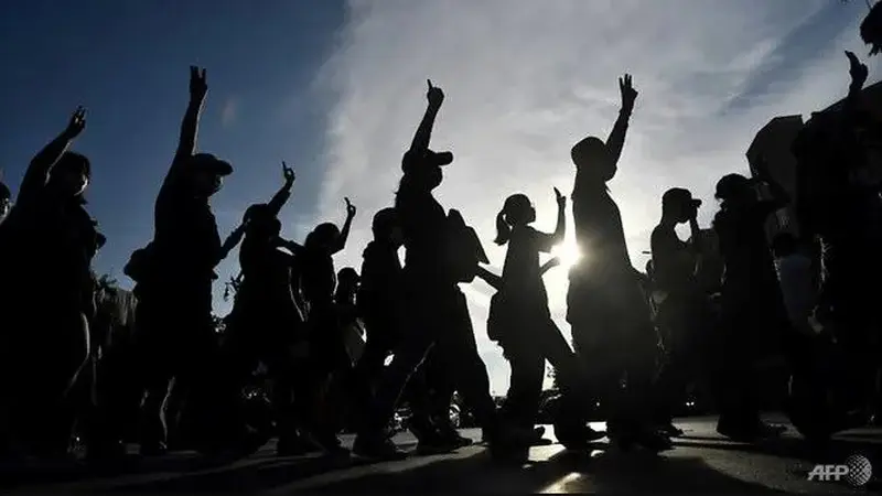 Ratusan pengunjuk rasa muda berkumpul di Monumen Demokrasi Bangkok. (AFP/Lillian SUWANRUMPHA)