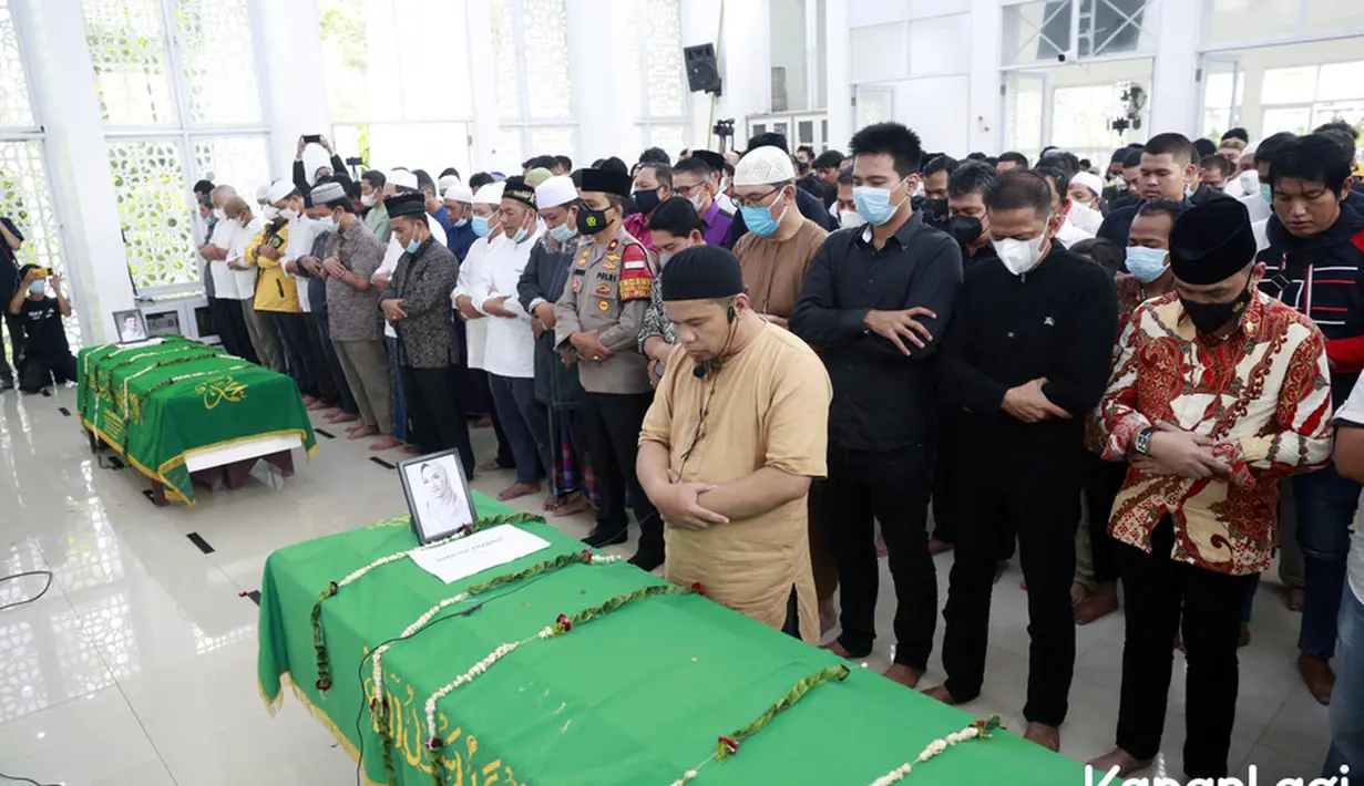 Keduanya disalatkan oleh keluarga dan banyak orang di masjid tersebut. (Kapanlagi.com/M. Akrom Sukarya)