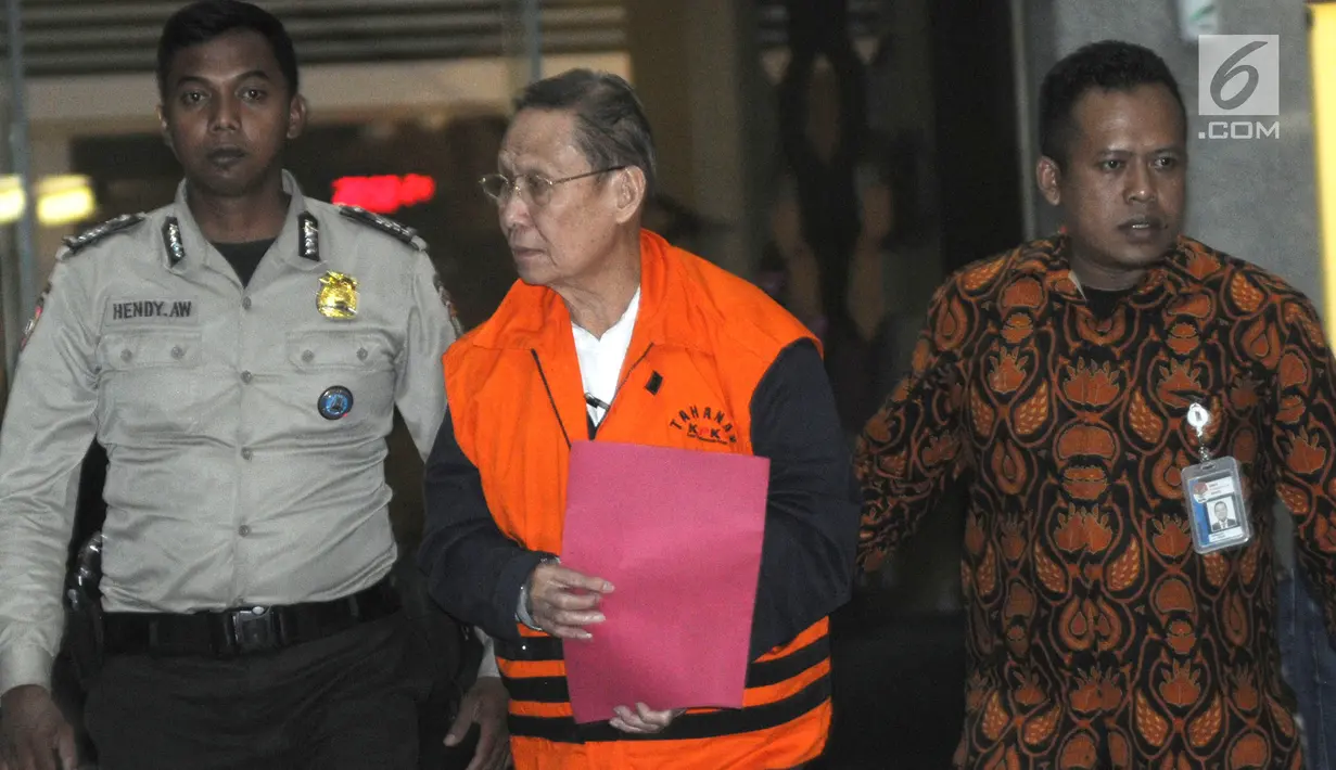 Pemilik PT Fajar Mulia Trasindo, Pieko Nyotosetiadi dikawal petugas usai menjalani pemeriksaan pasca OTT di Gedung KPK, Jakarta, Rabu (4/9/2019). PT Fajar Mulia Transindo merupakan distributor yang 'dimenangkan' PTPN III untuk distribusi gula di tahun 2019. (merdeka.com/Dwi Narwoko)