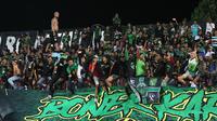 Suporter Persebaya Surabaya, Bonek, memberi dukungan saat tim kesayangannya bersua Persib Bandung pada laga pekan ke-23 Shopee Liga 1 2019, di Stadion Kapten I Wayan Dipta, Gianyar, Jumat (18/10/2019). (Bola.com/Aditya Wany)