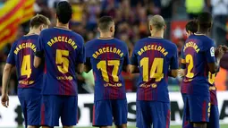 Pemain Barcelona usai mengheningkan cipta sebelum melakoni laga pekan pertama Liga Spanyol melawan Real Betis di Stadion Camp Nou, Minggu (20/8). Aksi tersebut sebagai bentuk duka cita atas serangan teror di pusat Kota Barcelona. (AP Photo/Manu Fernandez)