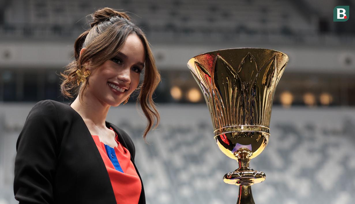 Selebritas Indonesia, Cinta Laura berfoto bersama dengan trofi Piala Dunia Basket atau sering disebut Naismith Trophy setelah peresmian Indonesia Arena pada Senin (07/08/2023) di Senayan, Jakarta. (Bola.com/Bagaskara Lazuardi)