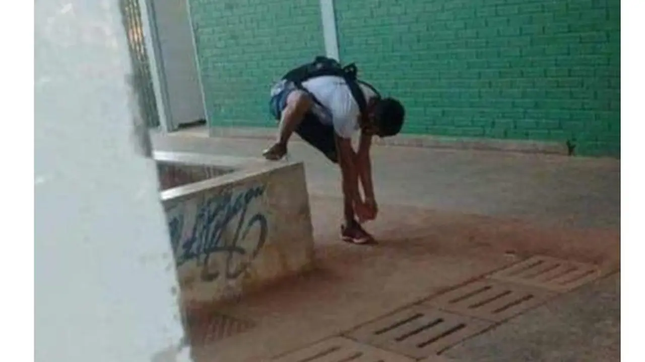 6 Potret Orang Menali Sepatu Ini Kelewat Unik, Bikin Geleng Kepala