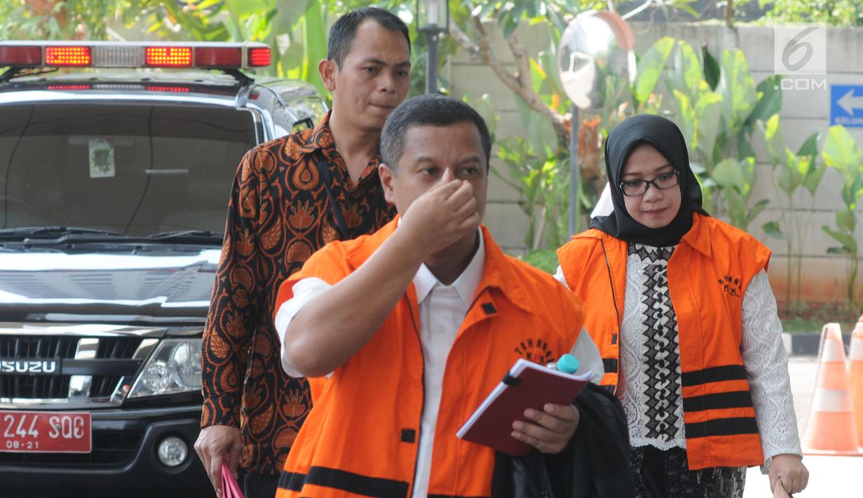 Tersangka Bupati Mojokerto nonaktif Mustofa Kamal Pasa (kiri) dan Wakil Ketua Komisi VII DPR Eni Maulani Saragih (kanan) tiba di Gedung KPK, Jakarta, Jumat (27/7). Mustofa dan Eni kembali diperiksa KPK terkait dugaan korupsi. (Merdeka.com/Dwi Narwoko)