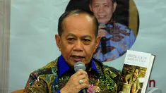 Menteri Koperasi/UKM, Syarif Hasan mengapresiasi buku karya  Ade Komaruddin, Jakarta, Senin (29/9/2014) (Liputan6.com/Andrian M Tunay)