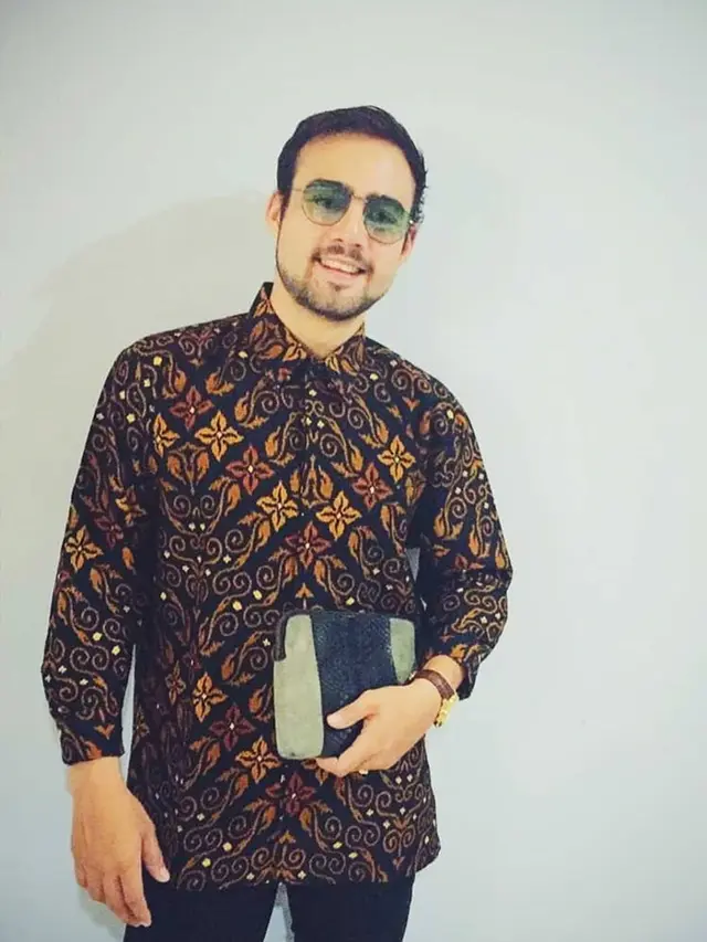 6 Potret Terbaru Pemeran Julian 'Putih Abu-Abu', Makin Macho dengan Brewok