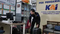 Petugas Polsuska di Daops 3 Cirebon sedang mendata barang tertinggal milik penumpang kereta api. Foto (Liputan6.com / Panji Prayitno)