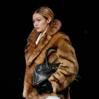 Gigi Hadid tampil di runway Miu Miu SS25 (@jaylim_studio).