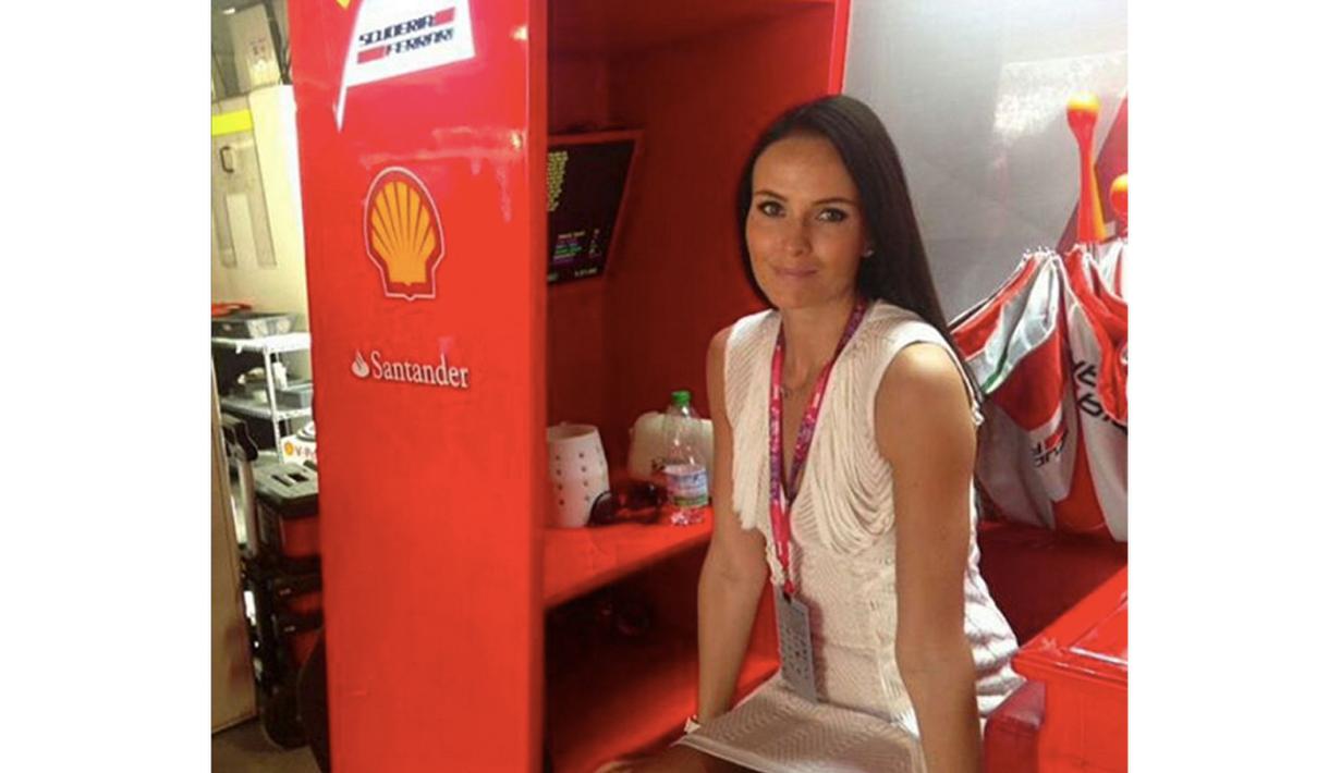 Minttu Vrtnanen saat menemani kekasihnya Kimi Raikkonen di padock Ferarri. (Bola.com/Instagram)