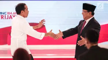 Capres nomor urut 01 Joko Widodo (kiri) dan capres nomor urut 02 Prabowo Subianto (kanan) bersalaman usai debat kedua Pilpres 2019 di Hotel Sultan, Jakarta, Minggu (17/2). (Liputan6.com/Faizal Fanani)