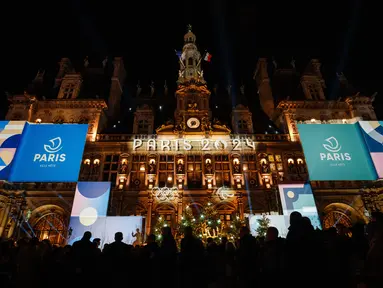 Balai kota Paris mendapatkan dekorasi baru yang terinspirasi dari Olimpiade 2024, di Paris, Selasa (28/11/2023). (Dimitar DILKOFF / AFP)