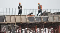 Pekerja melakukan pembangunan Blok III Pasar Senen di Jakarta, Kamis (20/10). Pembangunan yang dikerjakan oleh PT Jaya Konstruksi tersebut rencananya akan rampung pada tahun 2017. (Liputan6.com/Yoppy Renato)