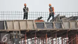 Pekerja melakukan pembangunan Blok III Pasar Senen di Jakarta, Kamis (20/10). Pembangunan yang dikerjakan oleh PT Jaya Konstruksi tersebut rencananya akan rampung pada tahun 2017. (Liputan6.com/Yoppy Renato)