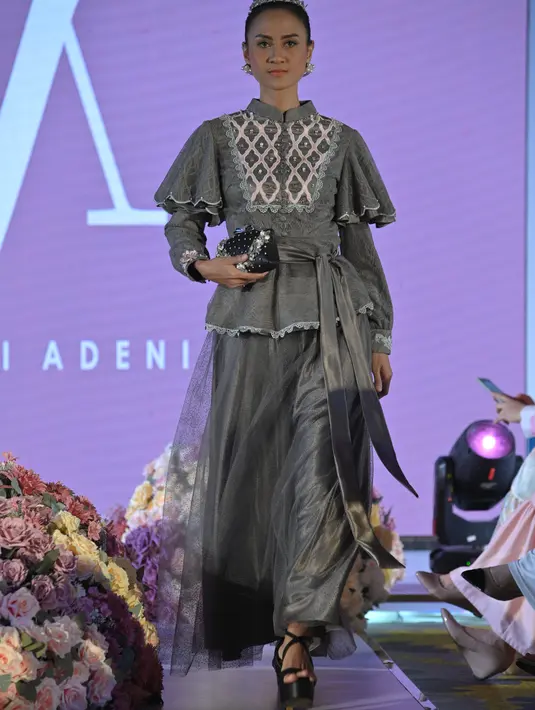 <p>Membawa ciri desainnya, Yanti Adeni masih bermain dengan detail lace, tule, dan premium payet. Kali ini berkolaborasi dengan TORENDA. [Foto: Scarf]</p>