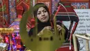 Perajin Palestina, Reham Shurab membuat lentera tradisional "fanous" untuk dekorasi menjelang bulan suci Ramadan, di bengkel rumahnya di Khan Yunis di Jalur Gaza Selatan pada Senin 13 Maret 2023. Selain lentera tradisional "fanous", beberapa rumah juga ada yang menambahkan dekorasi berbentuk bulan sabit dan bintang, lambang agama Islam. (SAID KHATIB/AFP)