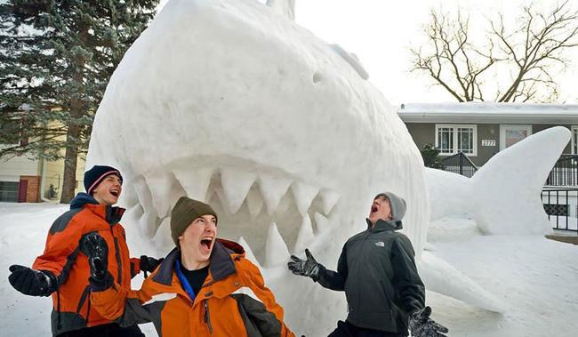 Austin, Connor, dan Trevor dengan patung salju raksasa berbentuk ikan hiu | Photo: Copyright  twistedsifter.com