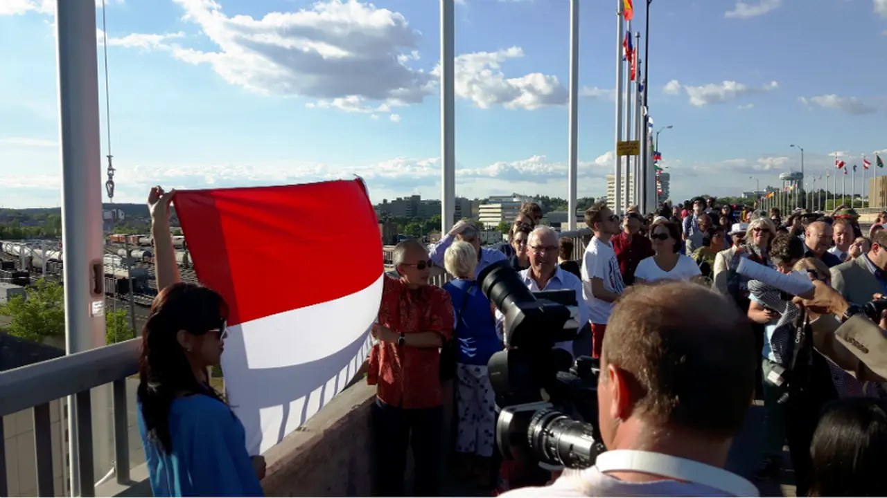 Pengibaran Bendera Indonesia di Bridge of Nations, Sudbury, Kanada, untuk kali pertama