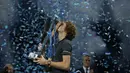 Petenis Jerman, Alexander Zverev mencium trofi setelah mengalahkan Novak Djokovic pada laga puncak ATP Finals 2018 di O2 Arena, London, Senin (19/11). Zverev menjadi petenis termuda yang menjadi juara ATP Finals dalam satu dekade terakhir (AP/Tim Ireland)