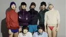 Kim Soo Hyun terlihat mengenakan jaket yang dipadu dengan celana renang warna merah. Apakah ini sedang sesi pemotretan iklan? (Foto: koreaboo.com)