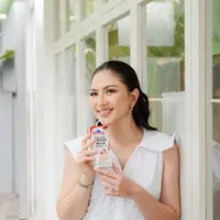 Jessica Mila menikamti susu tanpa tambahan gula dari Cimory. Dok. Cimory