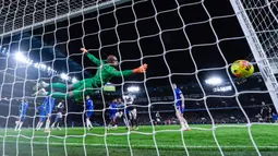 Tuan rumah sempat unggul lebih dulu lewat gol Joao Pedro menjelang akhir babak pertama. Namun, penampilan impresif Ollie Watkins di paruh kedua mengubah arah pertandingan sepenuhnya. (AFP/Glyn Kirk)
