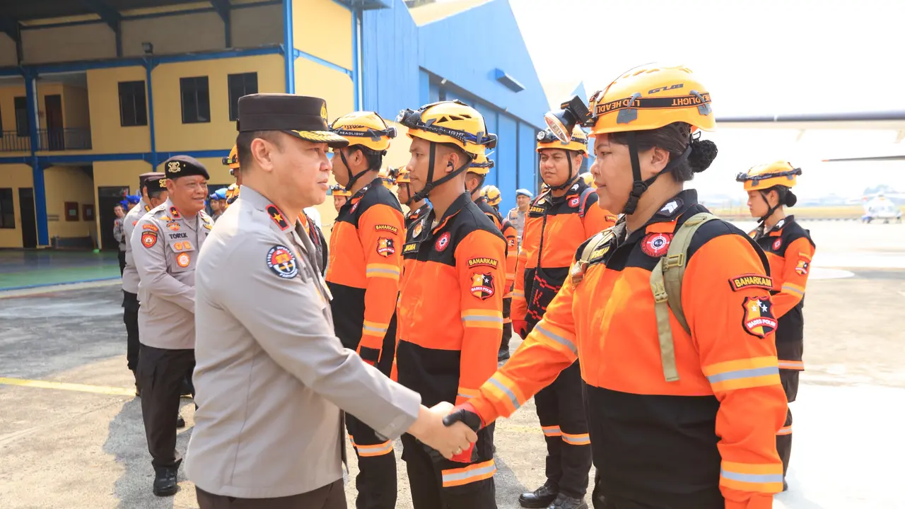Mabes Polri kembali mengerahkan personel, tim SAR, anjing pelacak K9, serta bantuan logistik ke wilayah terdampak gempa bumi di Nusa Tenggara Timur (NTT).
