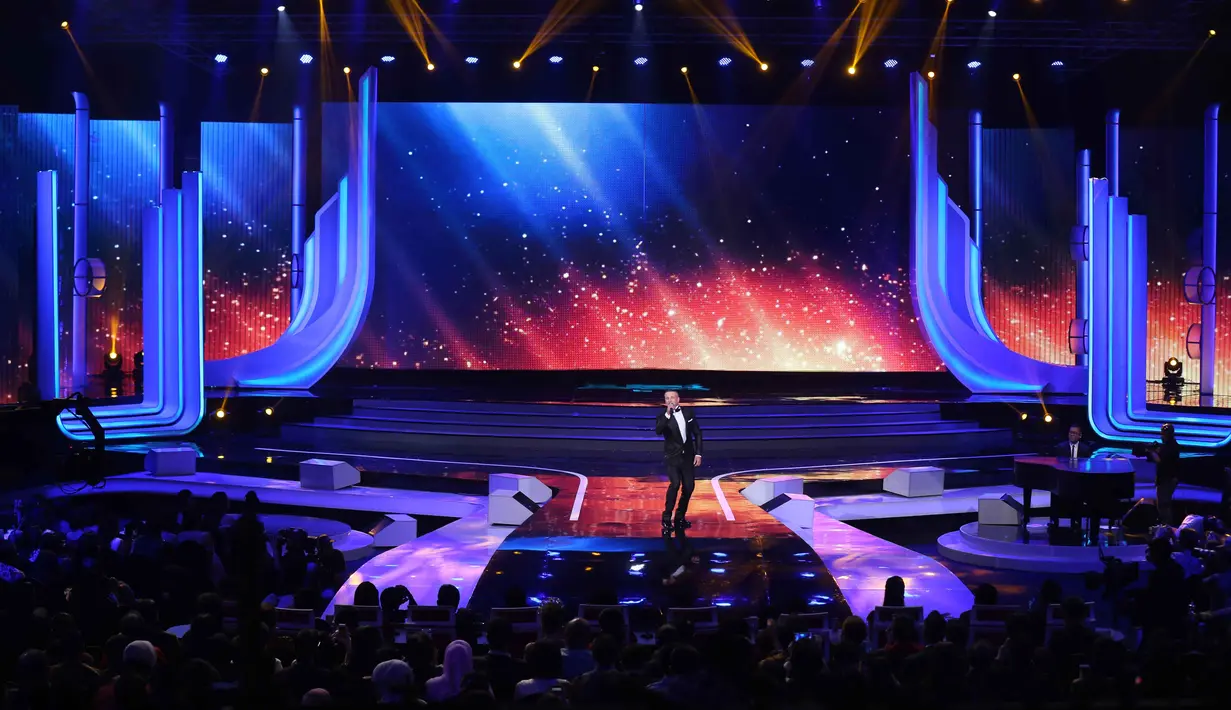 Tidak hanya penyanyi Indonesia, Daniel Powter turut memeriahkan panggung ajang kecantikan bergengsi Puteri Indonesia 2016. Tampilan yang begitu enerjik dan dengan bahasa tubuh yang romantis, Daniel memikat hati para penonton. (Nurwahyunan/Bintang.com)