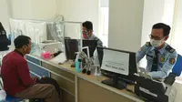Imigrasi Jatim buka layanan di 9 kantor daerah selama PPKM Level 3 di Jatim. (Dian Kurniawan/Liputan6.com)