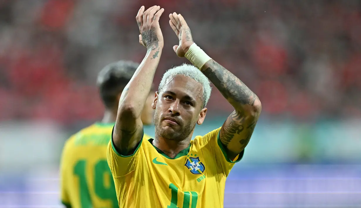 Neymar. Sayap kiri Brasil berusia 30 tahun yang sejak awal musim 2017/2018 membela PSG usai meninggalkan Barcelona ini tercatat telah mengoleksi 121 caps bersama Tim Samba sejak melakukan debut pada 10 Agustus 2010. Total 75 gol dan 55 assist telah dicetaknya bersama Timnas Brasil yang akan berlaga di putaran final Piala Dunia 2022 Qatar. (AFP/Jung Yeon-je)
