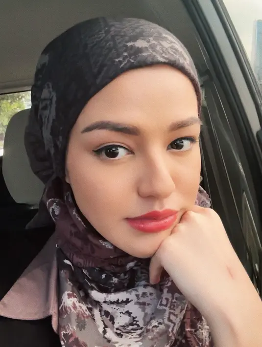 Aktris yang terlibat dalam drama Wedding Agreement ini sering unggah foto berhijab belakangan ini. Warganet pun mendoakan Susan Sameh agar konsisten pakai hijab. Foto Susan pakai hijab ini banjir like dan komentar dari warganet. (Liputan6.com/IG/susansameeh)
