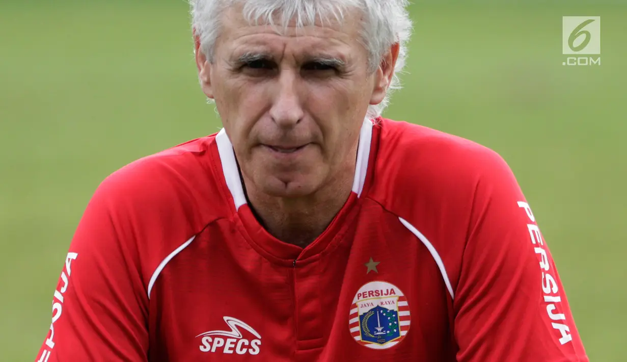 Pelatih Persija Jakarta, Ivan Kolev mengamati pemainya pada sesi latihan di lapangan Sutasoma, Jakarta, Rabu(16/1). Lima pemain Persija tidak hadir pada latihan perdana bersama Ivan Kolev. (Bola.com/Yoppy Renato)